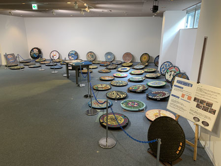 デザインマンホール蓋を展示