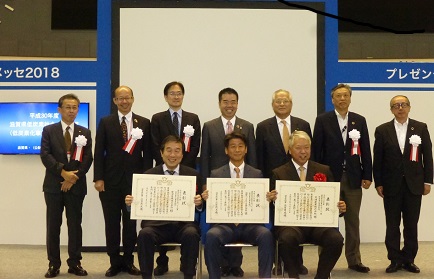 滋賀県低炭素社会づくり賞低炭素化事業部門受賞者への奨励金贈呈写真